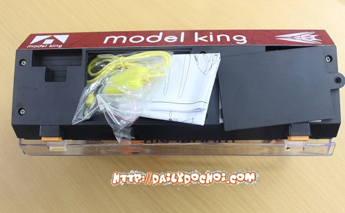 Hình ảnh phụ kiện của M16 đựng phía dưới hộp Hình ảnh phụ kiện của M16 đựng phía dưới hộp